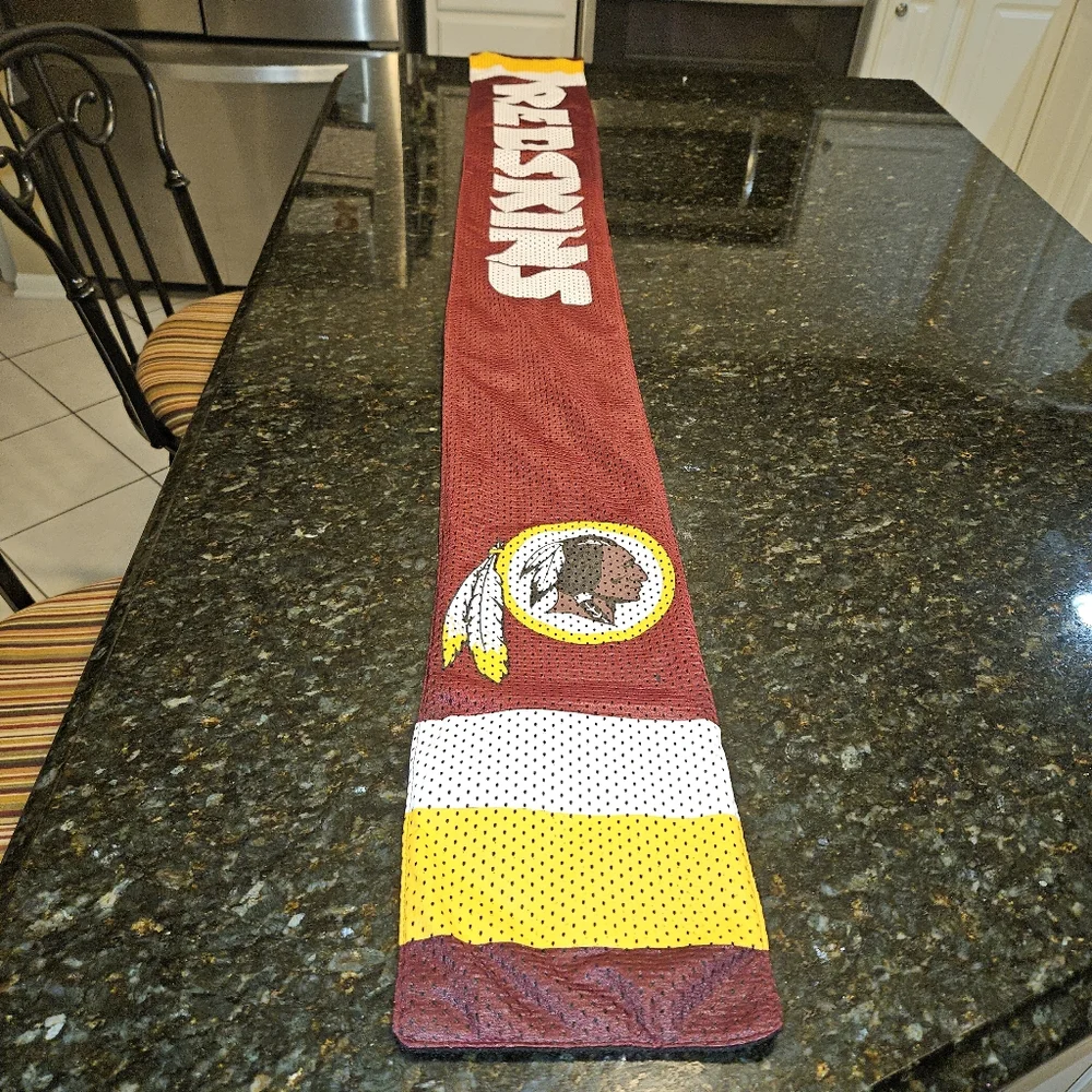 RETIRED - Washington Redskins Football Team Scarf. Official NFL Product.